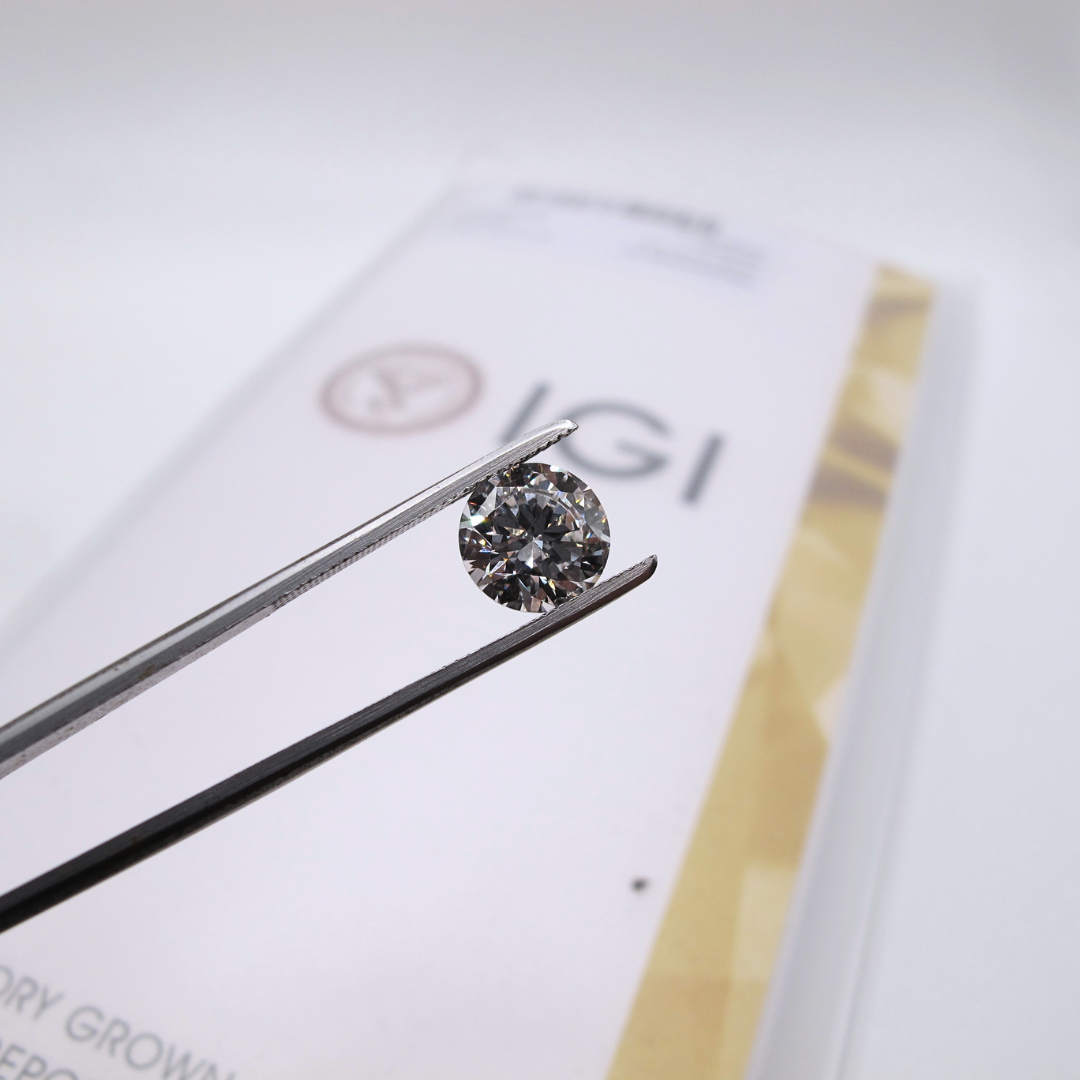 Lab Diamond vs Moissanite: What's The Difference? | CUBIC GEMS